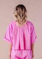 camisa con bolsillos estilo crop top color rosa