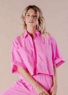 camisa con bolsillos estilo crop top color rosa